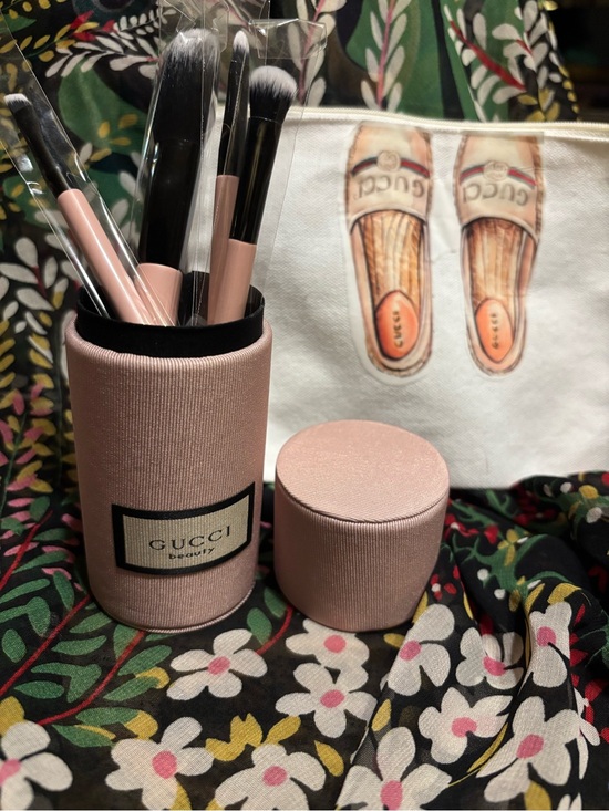 Gucci Other - NWT Gucci Makeup Brush 4 Piece Set and canvas makeup zippered bag